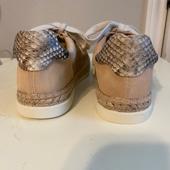 Dolce Vita Sneakers - Picture 5 of 9